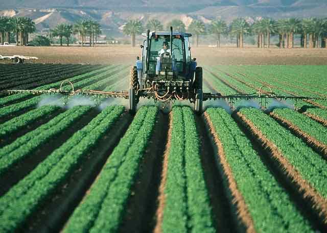trator liberando pesticida na plantação