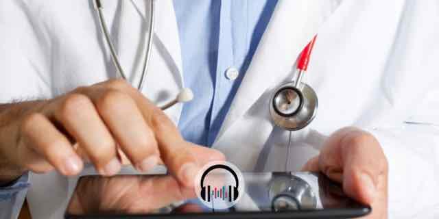 medico usando um tablet