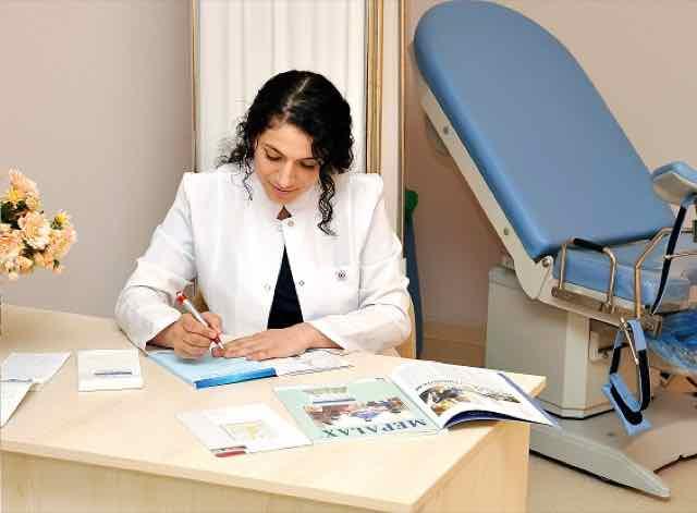 medico fazendo uma prescrição