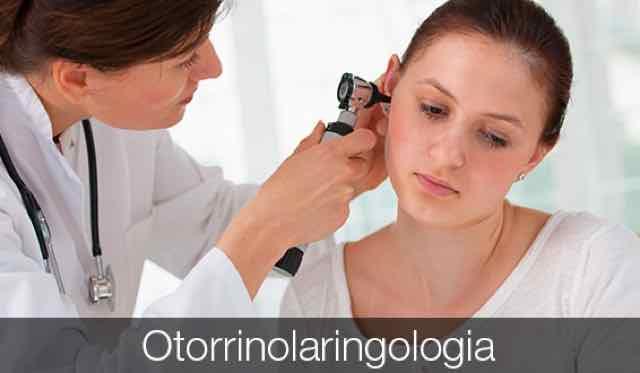 médica examinando ouvido do paciente