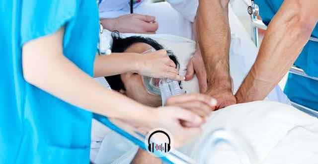 médicos fazendo RCP no paciente