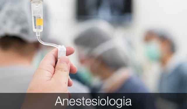 médico administrando IV de paciente