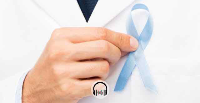 medico segurando um laço azul