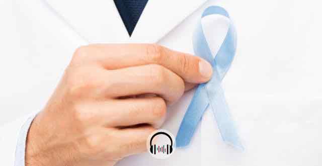 medico segurando a fita de conscientização do cancer de prostata