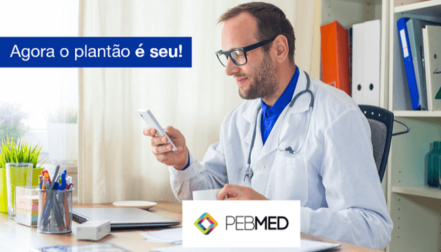 medico olhando no celular