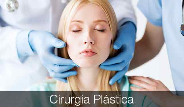 cirurgiao examinando rosto de paciente