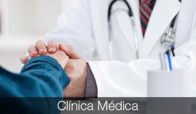 medico confortando seu paciente no consultório