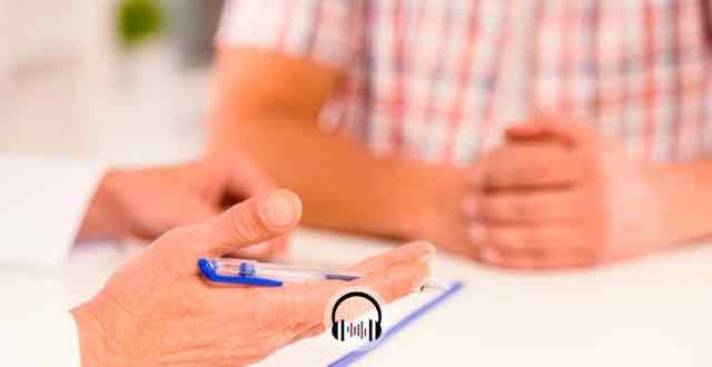 paciente masculino em consulta com seu medico