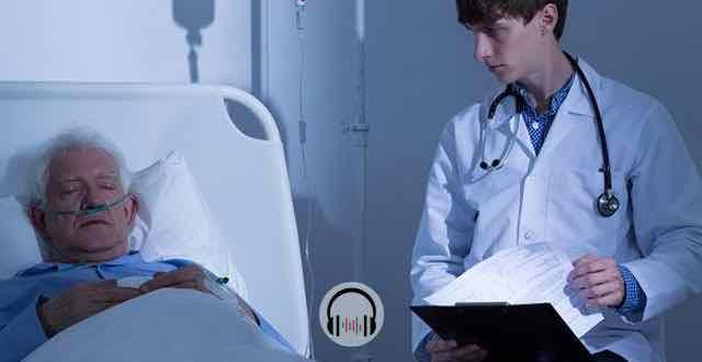 medico em consulta com paciente terminal