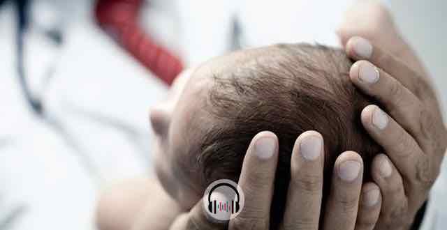 medico cuidando de recem nascido