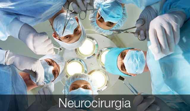 cirurgiões em sala de operação