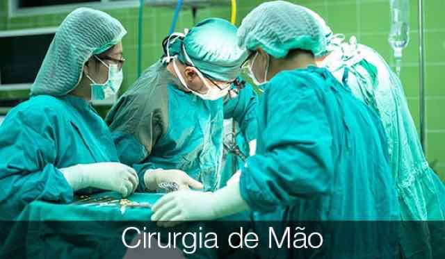medicos atuando em uma cirurgia