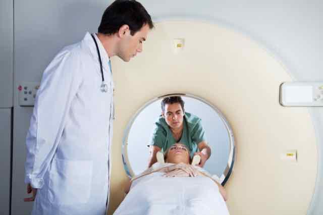 medico assistindo ressonancia do paciente