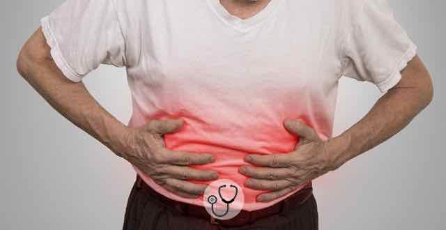 homem com dor no estomago
