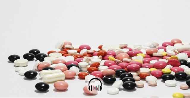 medicamentos diversos espalhados na mesa