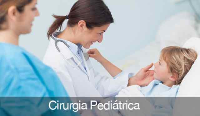 medica cuidando de paciente criança