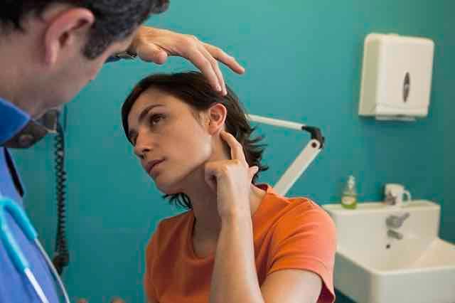 mulher com dedo apontado pro ouvido