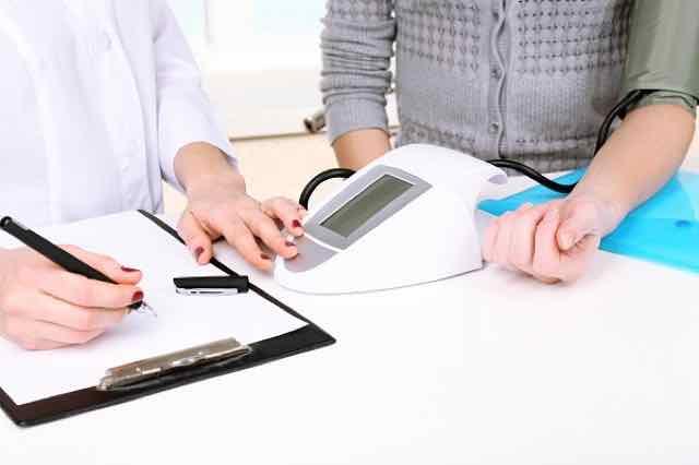 medico aferindo a PA