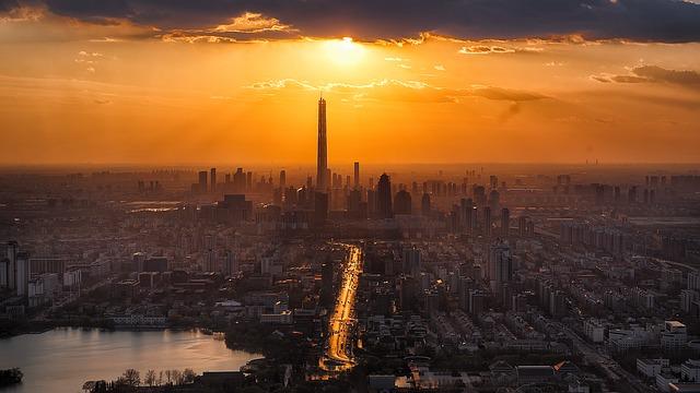 sol incidindo sobre a cidade