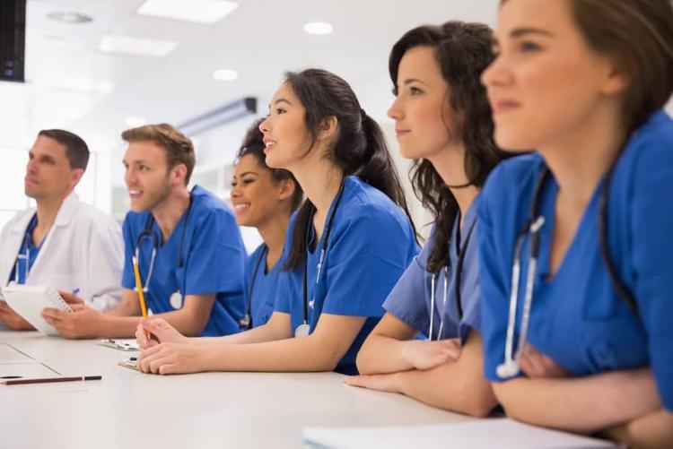 Estudos apontam disparidade salarial entre homens e mulheres na Medicina