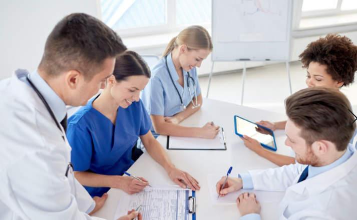 Como a comunicação assertiva auxilia no alcance de objetivos?