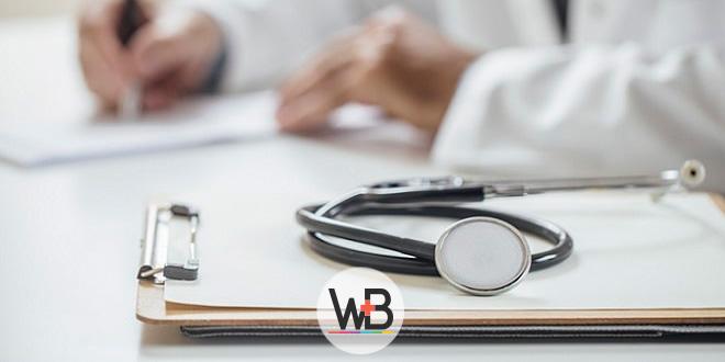 médico prescrevendo para criança com dermatite de fraldas