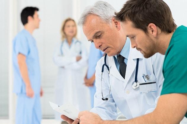 médicos conversando sobre pacientes, no dia do médico