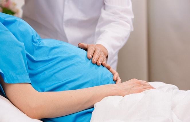 grávida sendo atendida por médico, que prescreveu ondansetrona