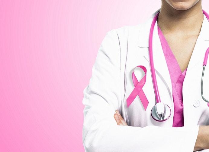 médica com símbolo do outubro rosa