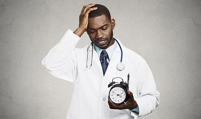 médico não pensando em seu bem-estar e tendo um burnout