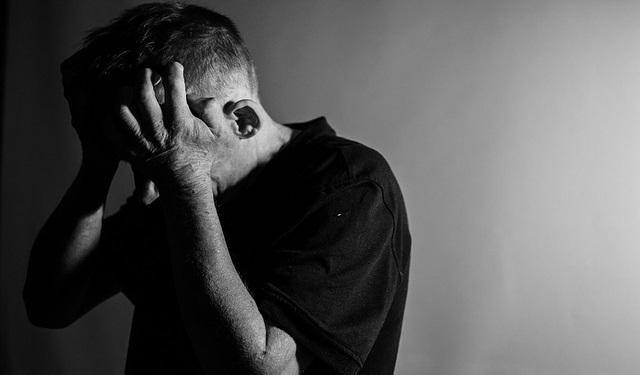 homem com as mãos na cabeça sofrendo depressão