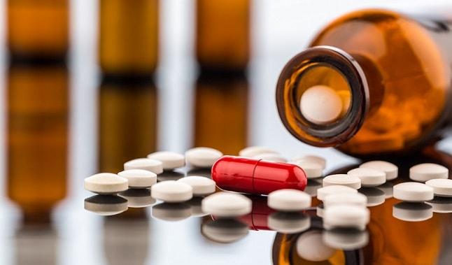 vidro de estatinas virado sobre a mesa