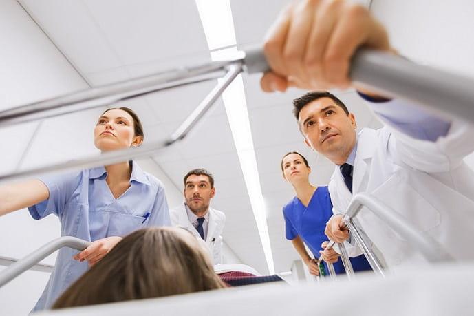 médicos levando paciente para unidade de emergência para realizar ACLS de acordo com protocolo do AHA 2019