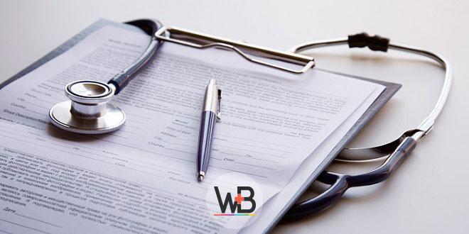 prontuário sobre AVC isquêmico e estetoscópio