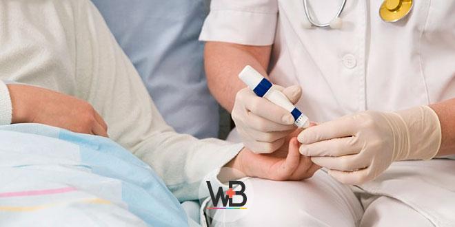 enfermeiro medindo glicose de paciente hospitalizado para prevenir hiperglicemia hospitalar