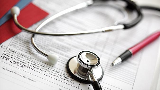 estetoscópio em cima de prontuário de paciente com urticária crônica espontânea