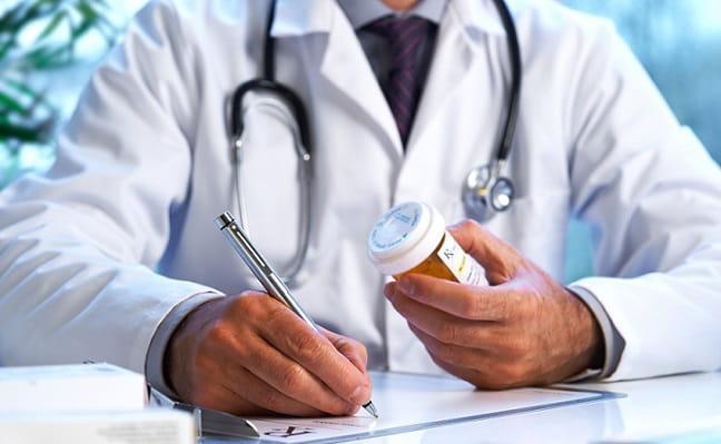 Crise de gota: tratar com naproxeno ou dose baixa de colchicina?