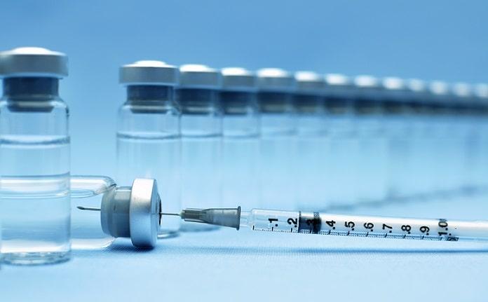 várias insulinas com uma agulha para pacientes com diabetes