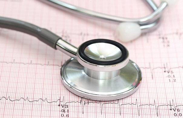 estetoscópio de cardiologia em cima de eletrocardiograma, em foco