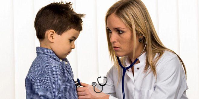 médica consultando menino com anemia falciforme