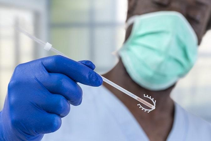 médico segurando DIU a ser inserido em paciente