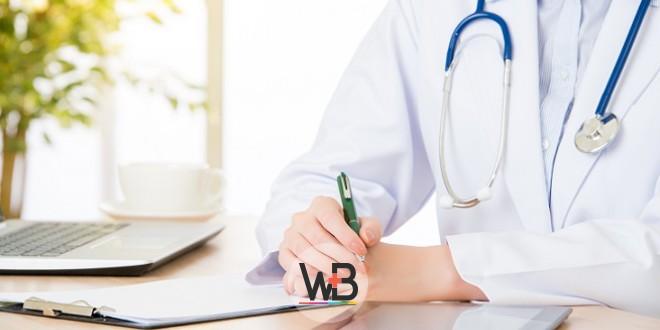 médica escrevendo sobre dismenorreia