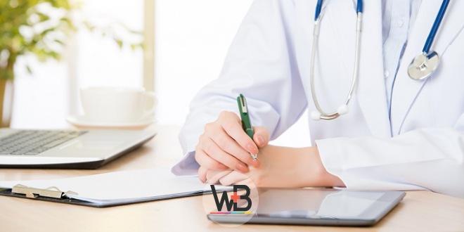 médico anotando em prontuário de paciente com hipertensão resistente