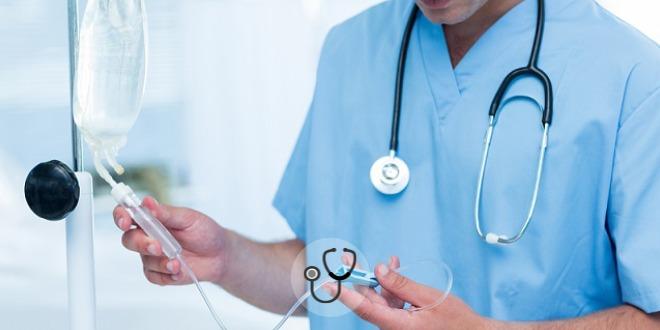 enfermeiro infusionando ranitidina em paciente pediátrico, causando delirium