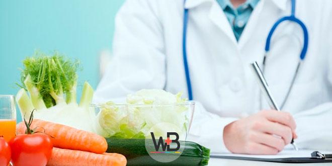 médico com produtos saudáveis em cima da mesa para abordagem dietética da obesidade