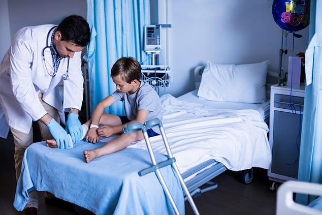 médico cuidando de criança com osteoporose secundária