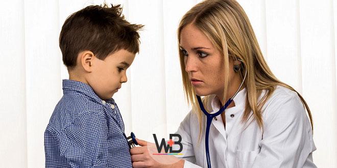 médica consultando menino com síndrome de Sjogren