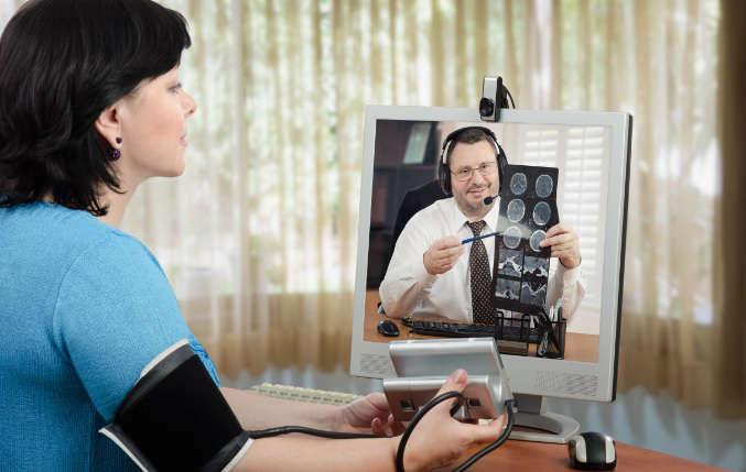 médico atendendo paciente por telemedicina durante coronavírus