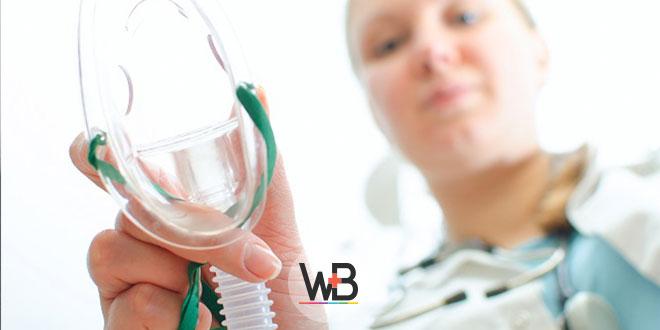 médica colocando respirador em paciente com parada cardiorrespiratória na covid-19