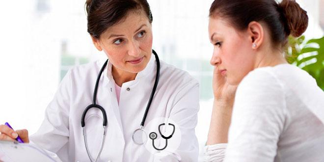 médica atendendo paciente com asma